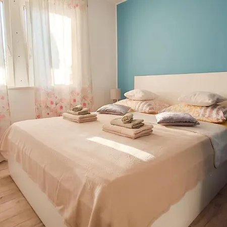 Cozy & Bright In Apartment
