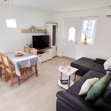 Cozy & Bright In Apartment *