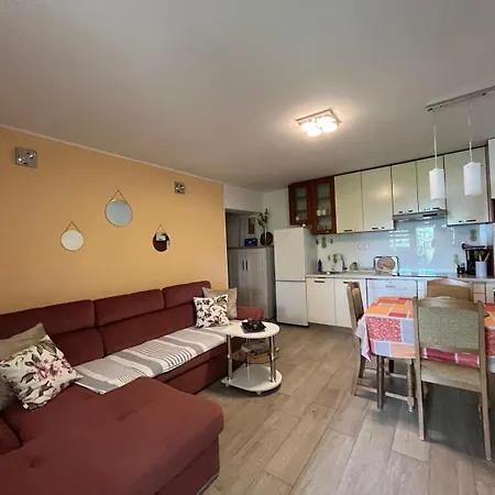 Cozy & Bright In Apartman