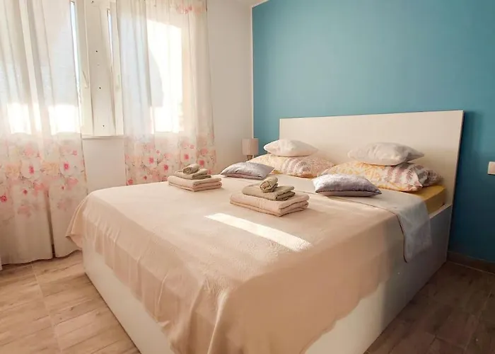 Cozy & Bright In Apartman